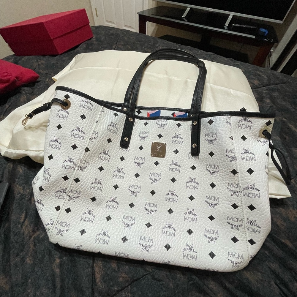 MCM TOTE IN WHITE
